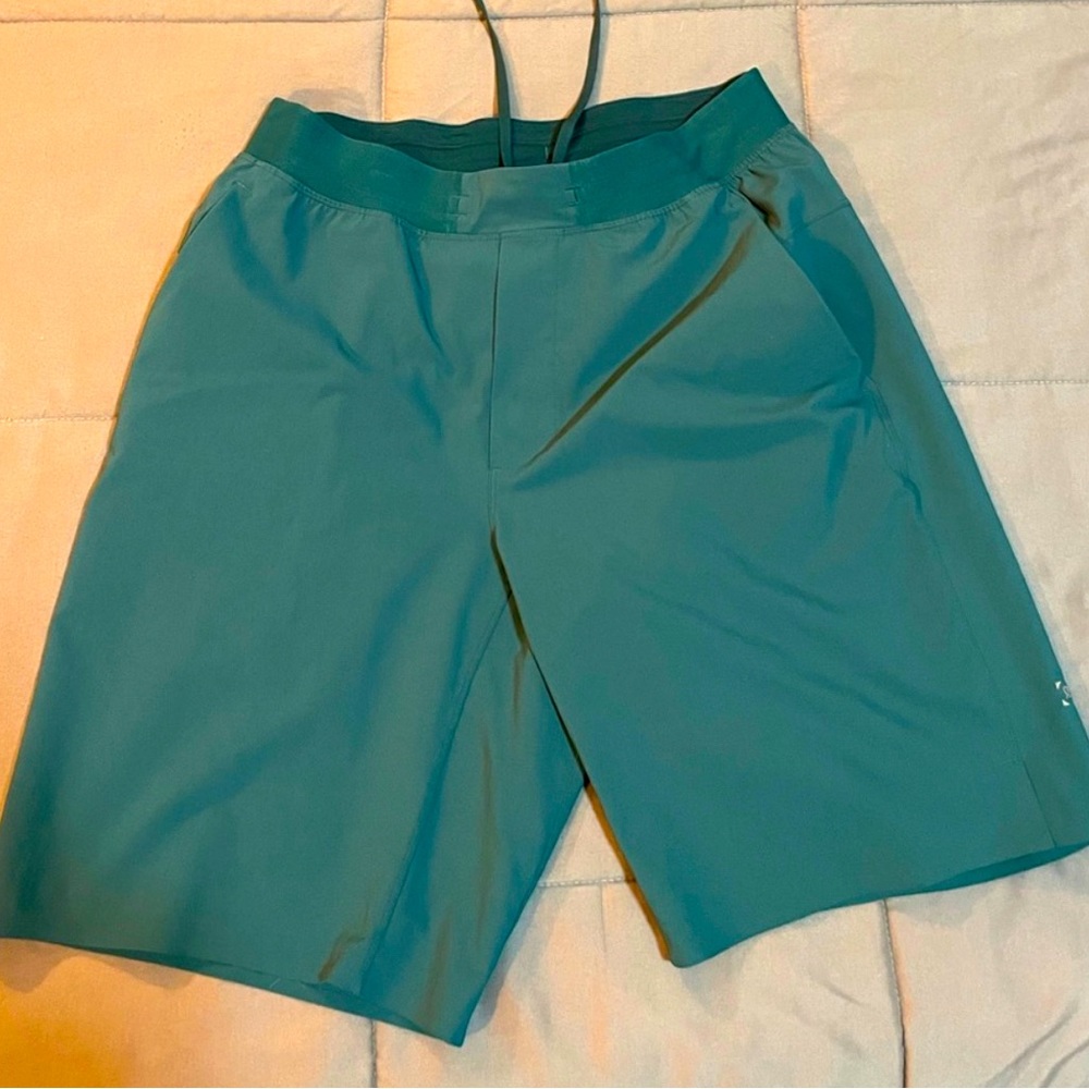 Green Lululemon Mens 9 inch shorts size Medium